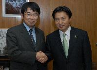 片岡市長と握手する竹田さん