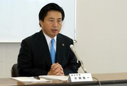 記者会見する市長