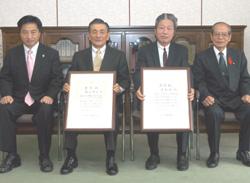 表彰された藤田さん（左から２人目）と、清水さん（代理。左から３人目）