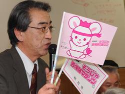 そうじゃ吉備路マラソンの応援用小旗をPRする教育次長