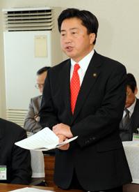 説明する市長