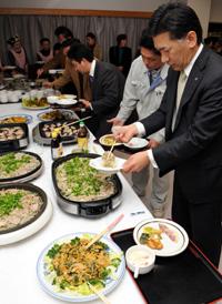 試食する参加者