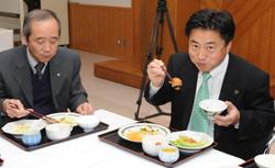 試食する市長