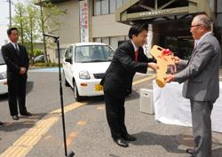 社会福祉協議会に贈呈する市長