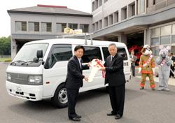 広報車と着ぐるみの寄贈を受ける