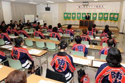 結成式であいさつする市長