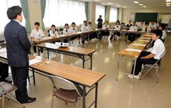 市政の概要説明をする市長