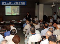 パワーポイントを使って市政の概要を説明する市長