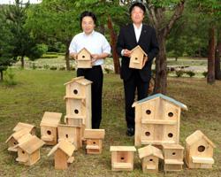 工場長（右）と寄贈された巣箱といっしょに