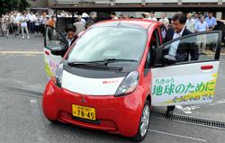 アイ・ミーブに乗り込む益子社長と市長