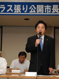 あいさつをする市長
