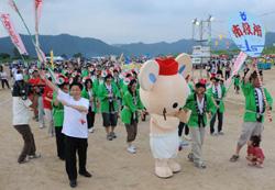 市役所チームで踊る市長