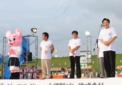 あいさつをする市長