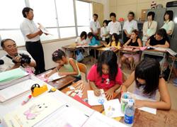 委員がブラジル人学校を視察