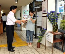 リンドウをプレゼントする市長