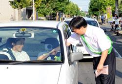 交通安全を呼び掛ける市長