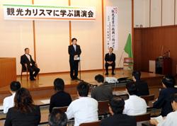 あいさつする市長