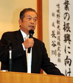 講演する長谷川さん