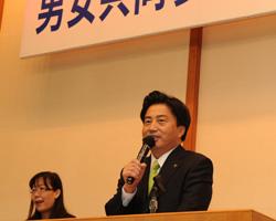あいさつをする市長