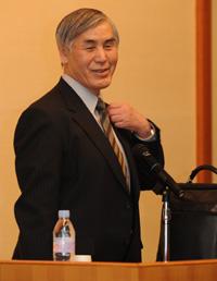 講演する竹内さん