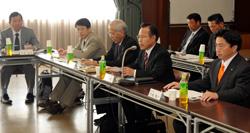 会議を進行する佐藤会長(左から4人目)