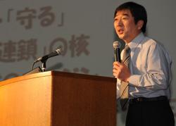 講演する岸田さん