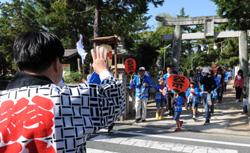 子どもみこしを見送る市長