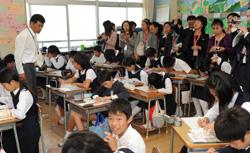 山手小で算数の授業を視察