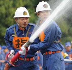 訓練をする消防団員