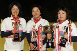 優勝した女子・岡山県Aチーム。左から、木下選手、林選手、早瀬選手