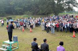 開会式であいさつする市長