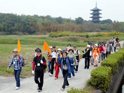 備中国分寺付近を歩く参加者