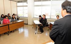 お礼を述べる市長