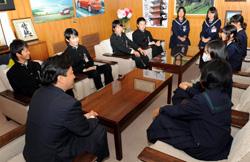 市長室で