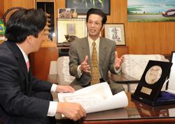 現代の名工に選ばれたことを報告する川坂さん
