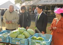 店をまわる市長