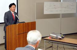 あいさつする市長