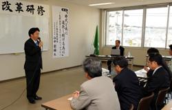 あいさつする市長