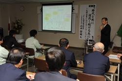講演する山中さん