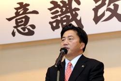 訓示する市長