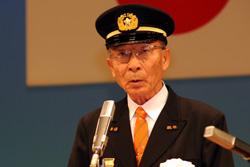 あいさつする大月亮総社市消防団長