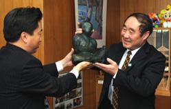 雪舟の像を贈る市長