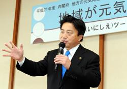 あいさつする市長