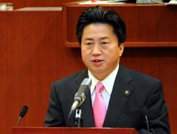 提案説明をする市長