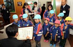 賞状を市長に見せる園児たち