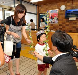 リンドウの花をプレゼントする市長