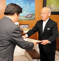 表彰される平田さん