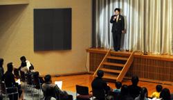 あいさつする市長