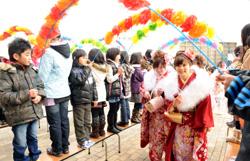 2分の1成人が花のアーチで新成人を祝福