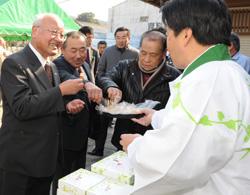 販売PRする市長